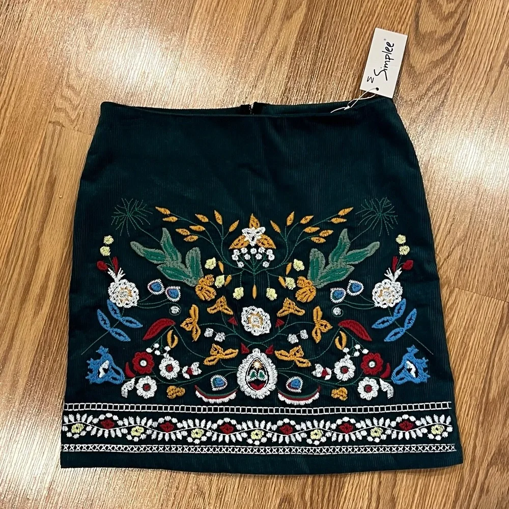 New Simplee Green Corduroy Embroidered Skirt sz M‎
